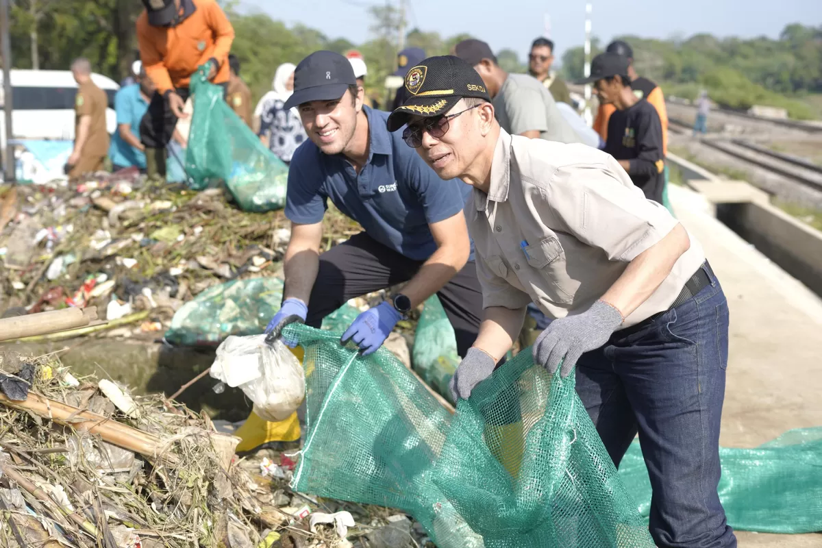 Sekretaris Daerah Kabupaten Subang, H. Asep Nuroni (kiri), bersama Founder Sungai Watch Indonesia, Gary Bencheghi, saat mengikuti aksi bersih-bersih sungai dalam kegiatan Run For River di Dusun Susukan Hilir, Desa Jati-Cipunagara, Senin 18 Mei 2026 (Dok. Istimewa)