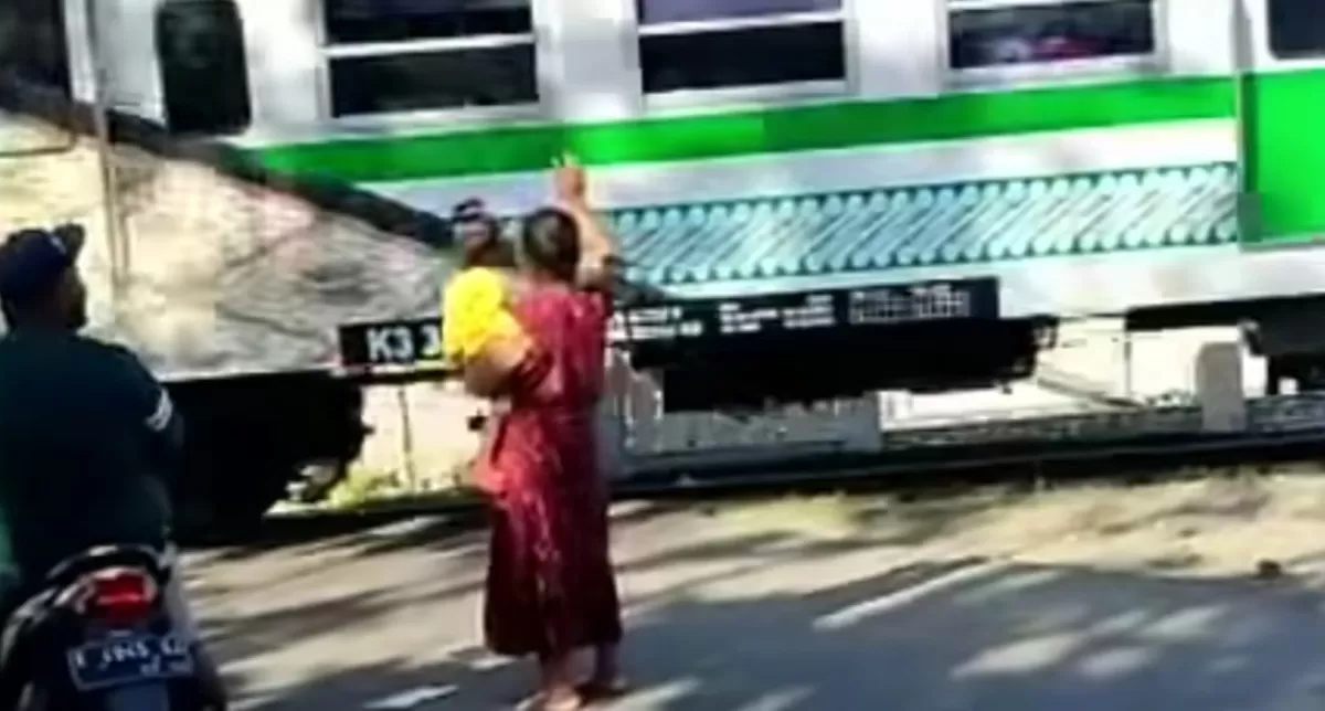 Viral video ibu-ibu di Wonogiri jadi relawan hentikan pengendara saat kereta akan melintas di perlintasan tanpa palang pintu (Instagram/yesstory01)