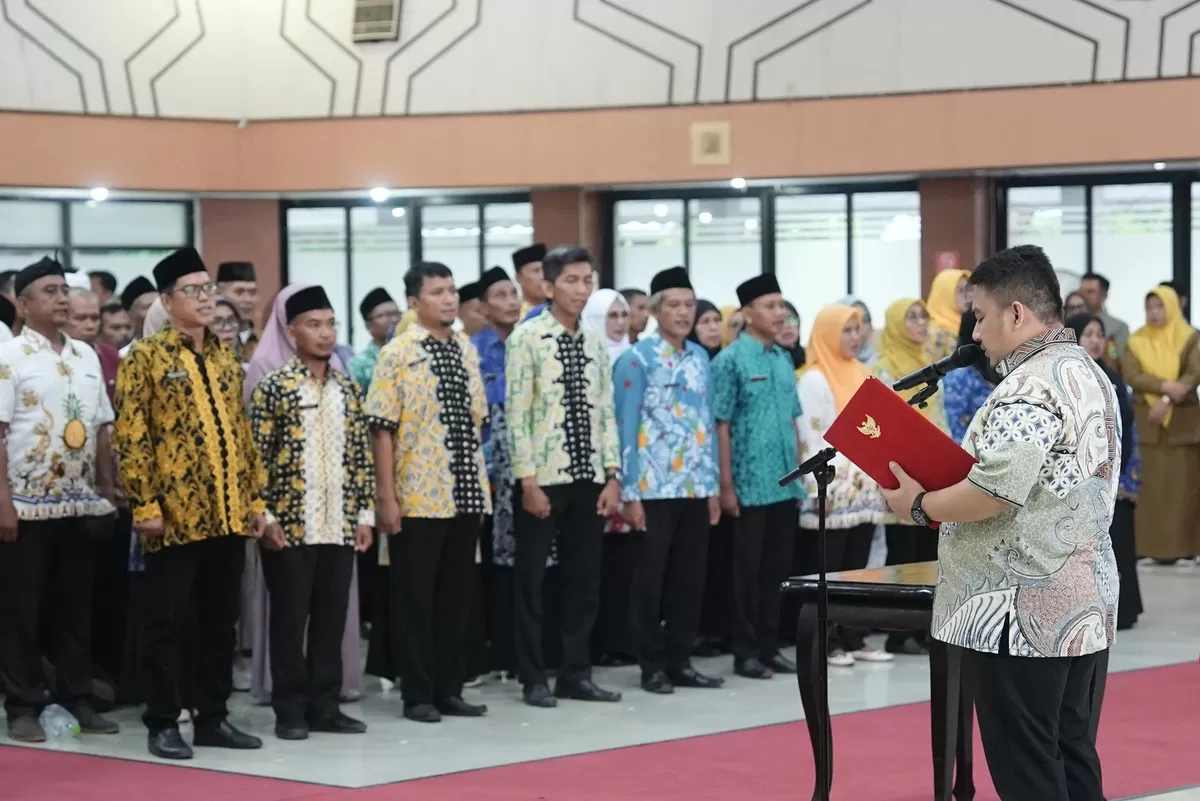 Bupati Subang, Reynaldy Putra Andita Budi Raemi, melantik pejabat fungsional dan kepala sekolah di Aula Oman Syahroni, Kantor Bupati Subang, Selasa 19 Mei 2026 (Dok. Istimewa)