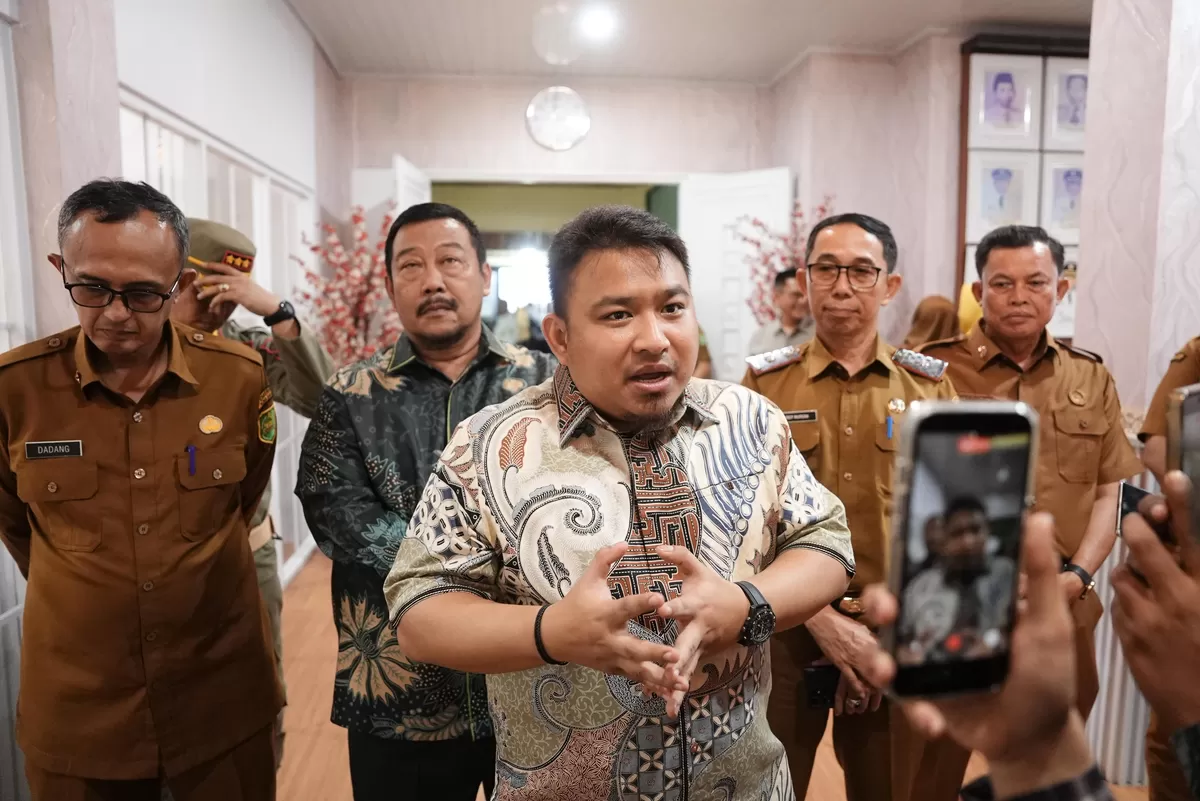 Bupati Subang, Reynaldy Putra Andita Budi Raemi atau Kang Rey, memberikan keterangan kepada awak media didampingi jajaran pejabat Pemerintah Daerah Kabupaten Subang di Kantor Bupati Subang, Selasa 19 Mei 2026  (Dok. Istimewa)
