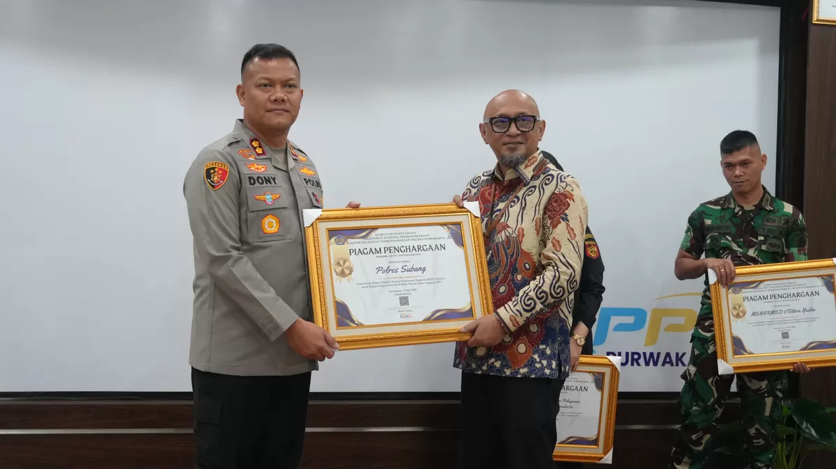 Kapolres Subang AKBP Dony Eko Wicaksono (kiri) menerima piagam penghargaan IKPA Terbaik I pada ajang KPPN Purwakarta Award 2026. Penghargaan ini menjadi apresiasi atas kinerja Polres Subang dalam pengelolaan anggaran yang akuntabel dan transparan, Kamis 21 Mei 2026 (Dok. Istimewa)