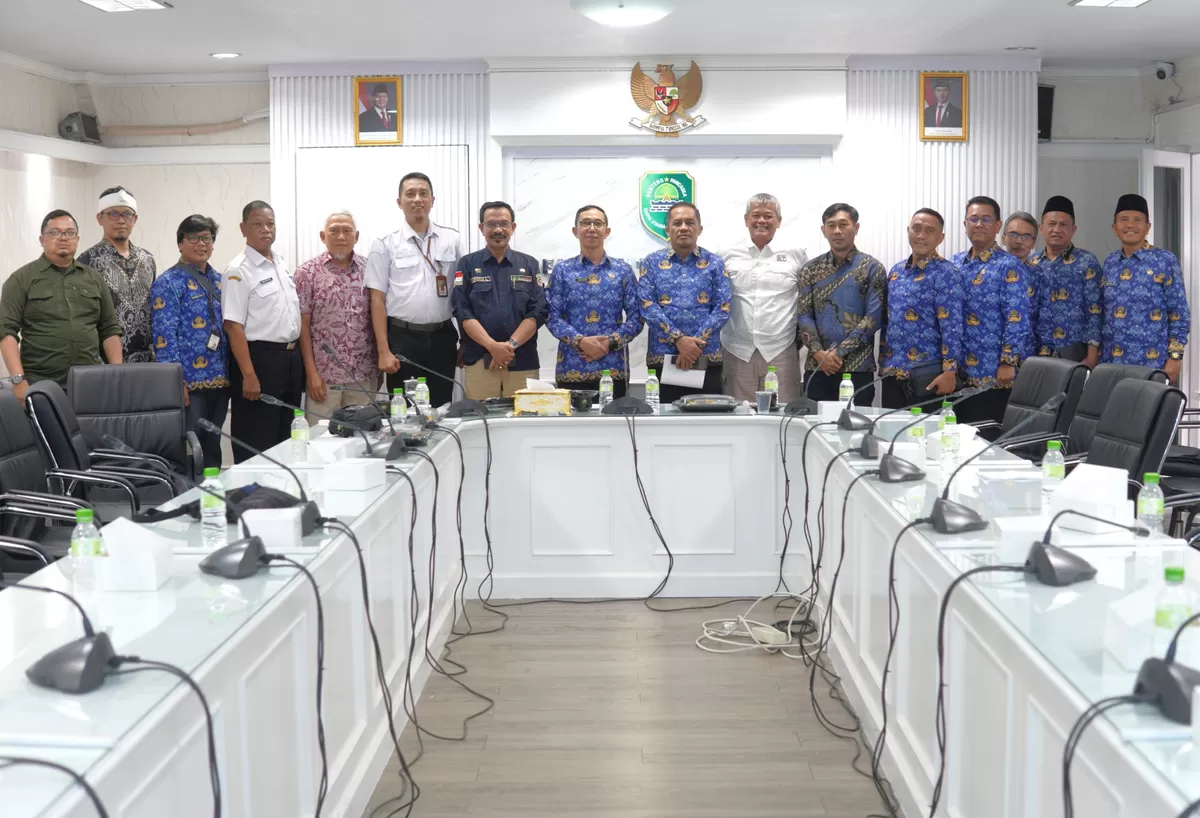 Sekretaris Daerah Kabupaten Subang H. Asep Nuroni (kedelapan dari kiri) bersama jajaran Kementerian Pertanian RI dan perangkat daerah usai pertemuan pembahasan percepatan Program UPLAND di Kabupaten Subang, Rabu 20 Mei 2026 (Dok. Istimewa)