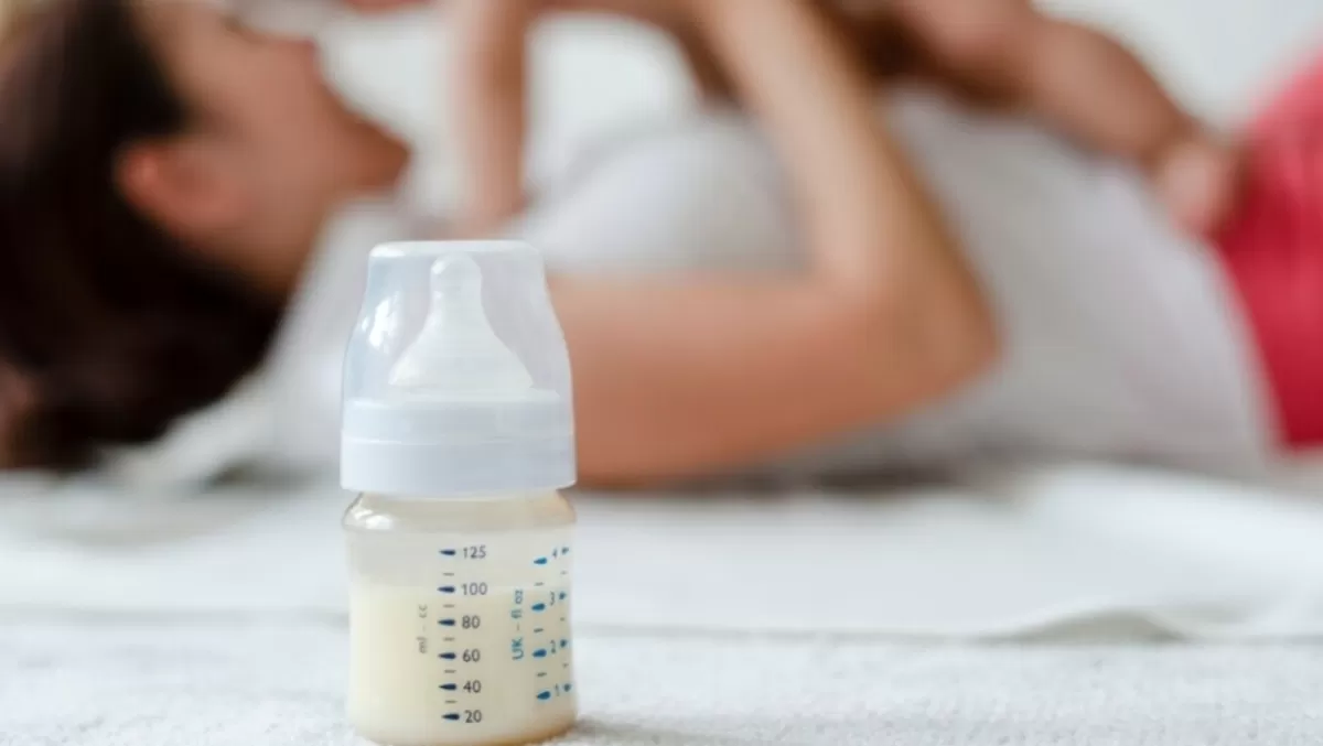 Ilustrasi - pemberian susu formula pada bayi dalam program MBG oleh BGN (Magnif/rawpixel)