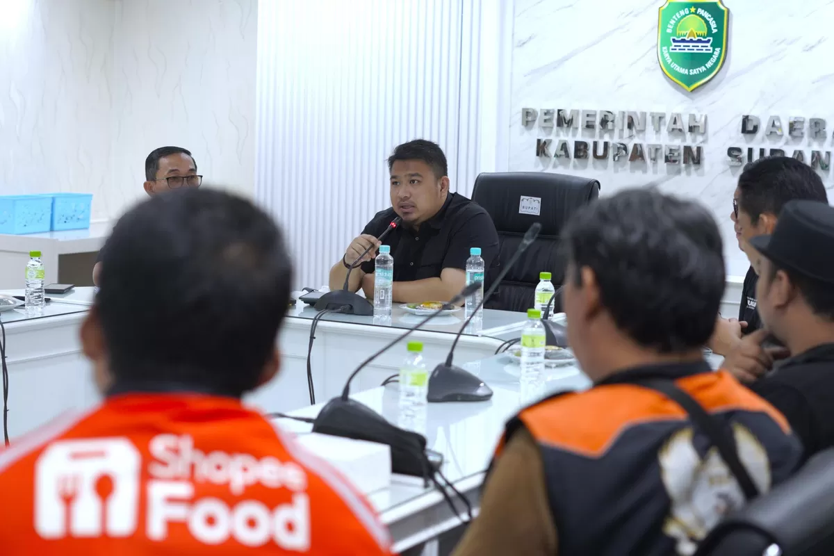 Bupati Subang Reynaldy Putra Andita Budi Raemi saat menerima audiensi ojol Subang Raya terkait potongan aplikasi dan kesejahteraan driver, Kamis 21 Mei 2026 (Dok. Istimewa)