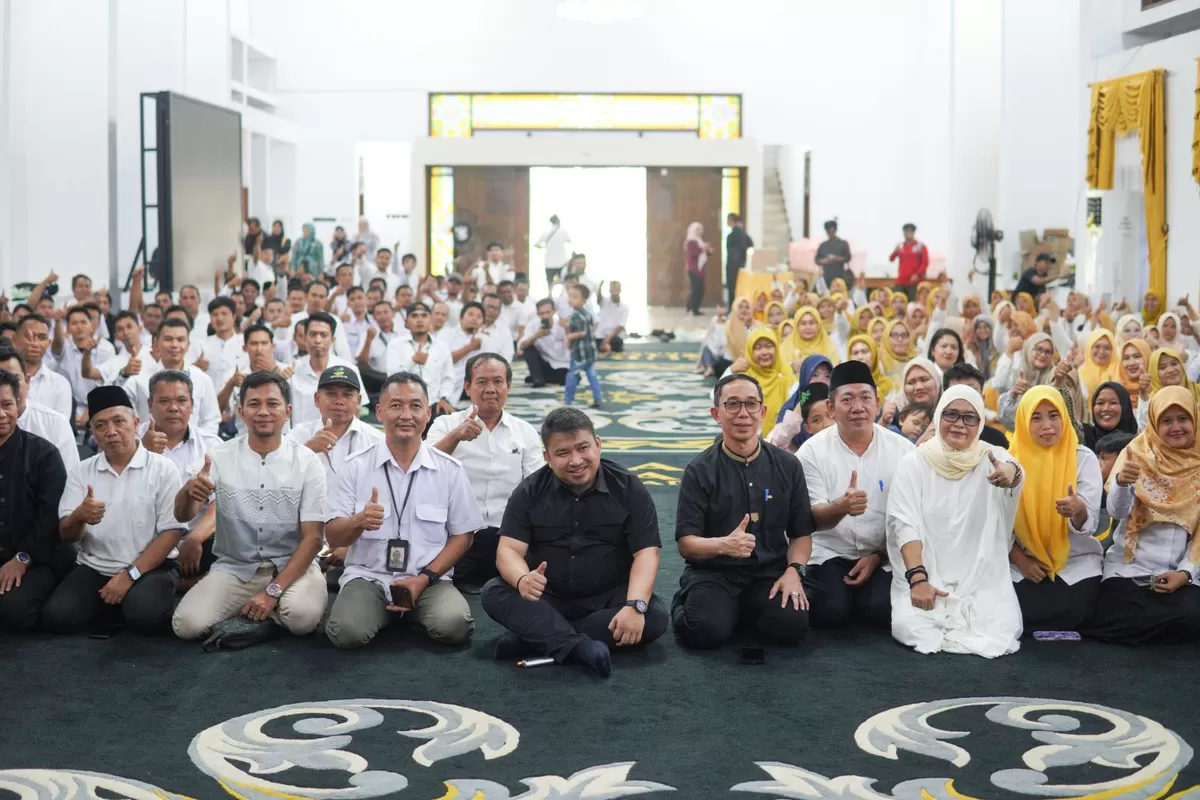 Bupati Subang Reynaldy Putra Andita Budi Raemi bersama jajaran dan pendamping PKH usai kegiatan tasyakur dan doa bersama di Pendopo Subang, Kamis 21 Mei 2026 (Dok. Istimewa)