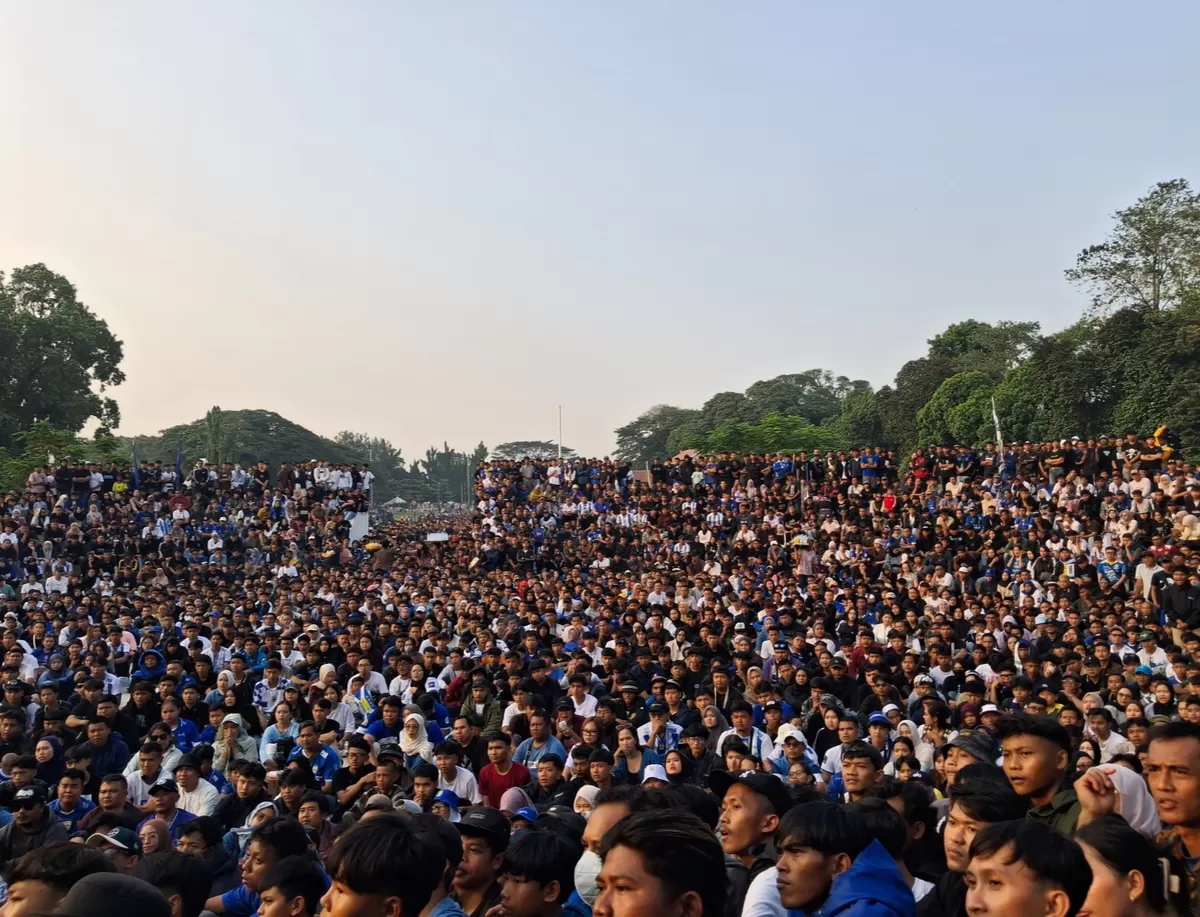 Ribuan bobotoh memadati Amphitheater Alun-Alun Subang saat nobar Persib vs Persija, euforia pecah usai Persib menang 2-1 dan kokoh di puncak klasemen, Minggu 10 Mei 2026