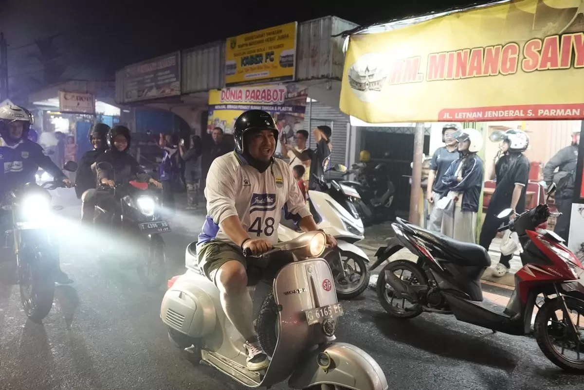 Bupati Subang Reynaldy Putra Andita Budi Raemi (Kang Rey) ikut berbaur bersama bobotoh saat memimpin konvoi kemenangan Persib Bandung di ruas jalan utama Subang, Sabtu malam, 23 Mei 2026 (Dok. Istimewa)