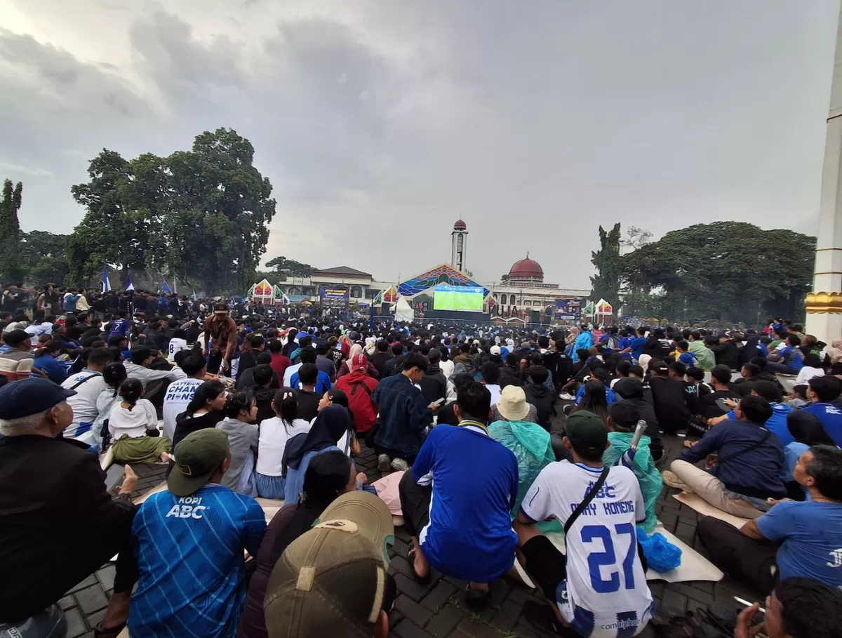 Ribuan Bobotoh memadati Alun-alun Subang saat nonton bareng Persib di tengah cuaca hujan dan mendung, tetap gass merayakan euforia hattrick juara, Sabtu 23 Mei 2026
