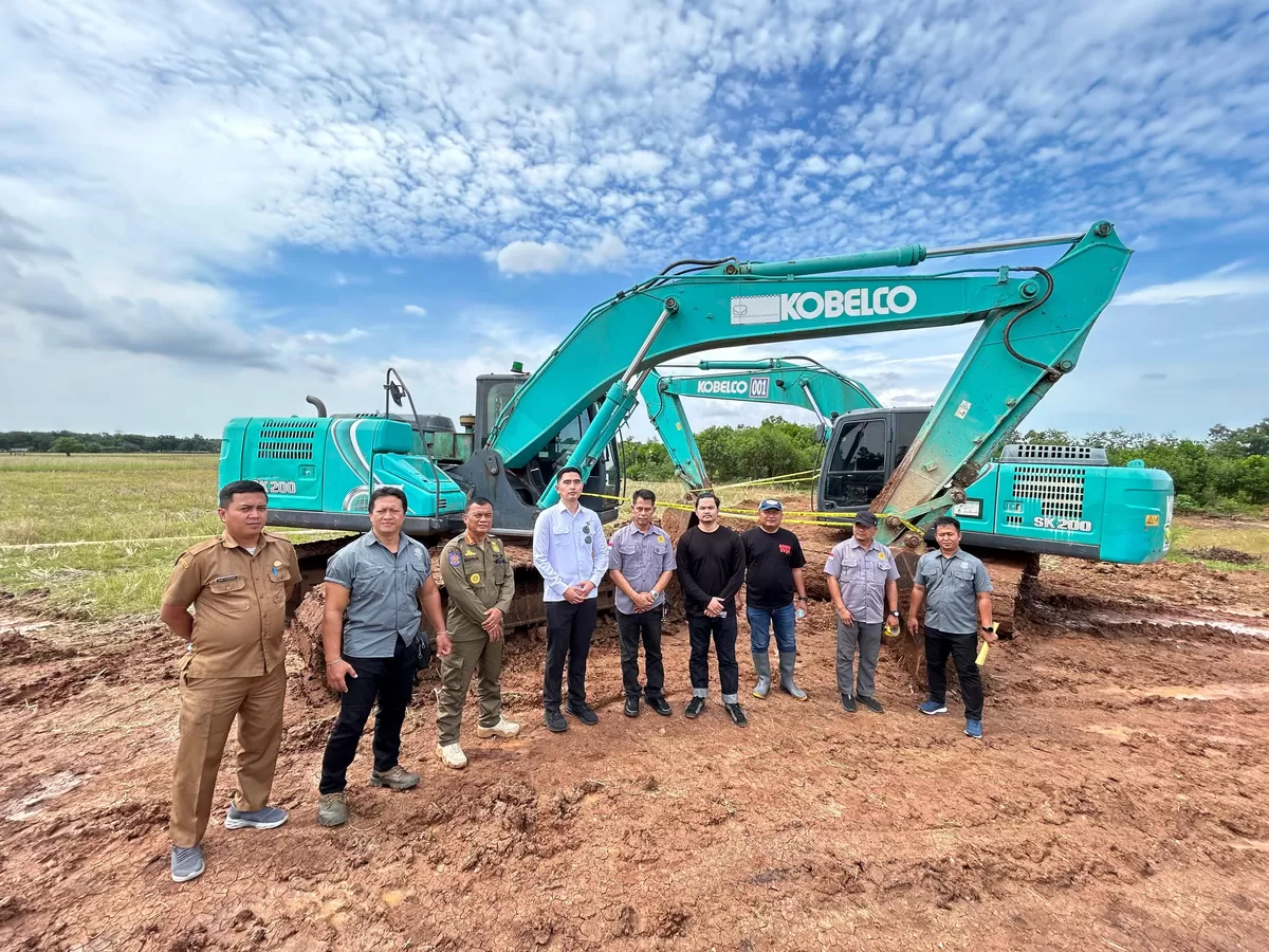Kasat Reskrim Polres Subang AKP Muhammad Imam Fadhil (keempat dari kiri) bersama tim gabungan saat pengecekan lokasi dugaan tambang ilegal dan pemasangan police line pada excavator di Patokbeusi, Senin 25 Mei 2026 (Dok. Istimewa)