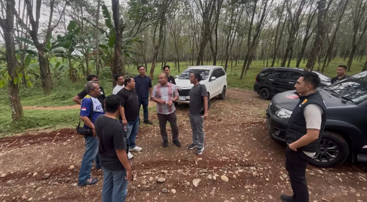 Kasat Reskrim Polres Subang AKP Muhammad Imam Fadhil (paling kanan) bersama tim Unit Tipidter melakukan pengecekan langsung di lokasi dugaan tambang ilegal di wilayah Subang, Minggu 24 Mei 2026 (Dok. Istimewa)