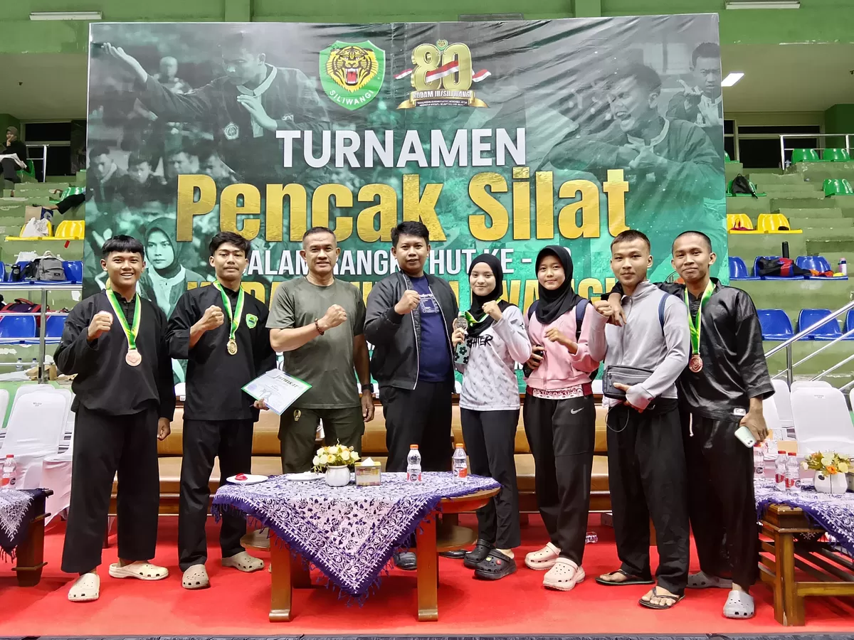 Pasipers Kodim 0605 Subang Kapten Caj Ahmad Suduri (ketiga dari kiri) bersama para atlet pencak silat usai meraih prestasi dalam Turnamen Pencak Silat Piala Pangdam III Siliwangi 2026 di GOR PBSI Kota Bandung, Selasa, 26 Mei 2026 (Dok. Istimewa)