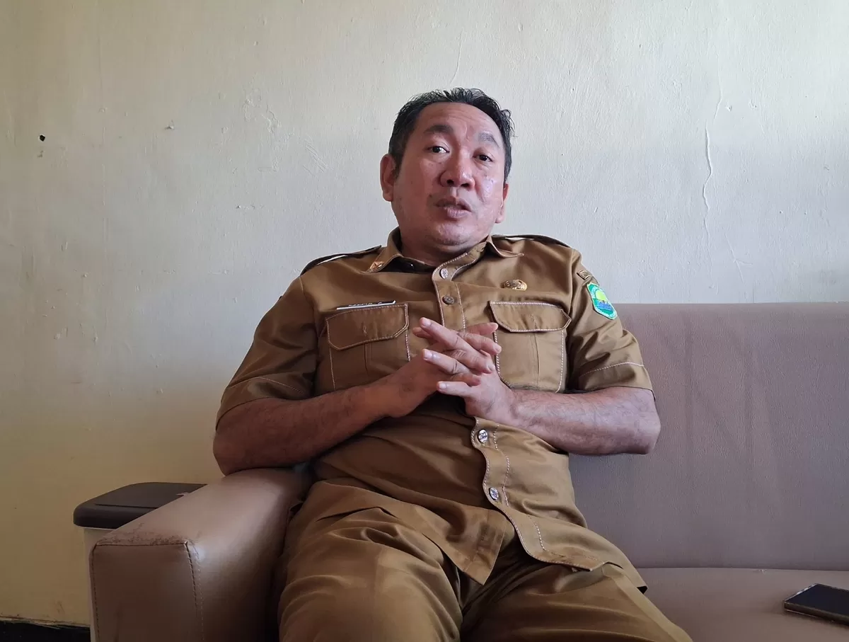 Kepala Dinas Sosial Kabupaten Subang, Saeful Arifin, saat memberikan keterangan terkait angka kemiskinan dan program bantuan sosial di ruang kerjanya, Selasa 26 Mei 2026