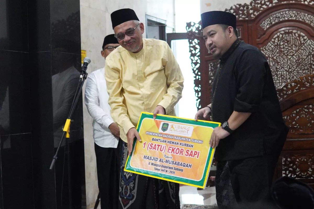 Bupati Subang Reynaldy Putra Andita Budi Raemi menyerahkan simbolis hewan kurban kepada DKM Masjid Agung Al-Musabaqoh Subang pada momentum Idul Adha 1447 Hijriah sebagai wujud kepedulian dan semangat berbagi, Rabu 27 Mei 2026 (Dok. Istimewa)