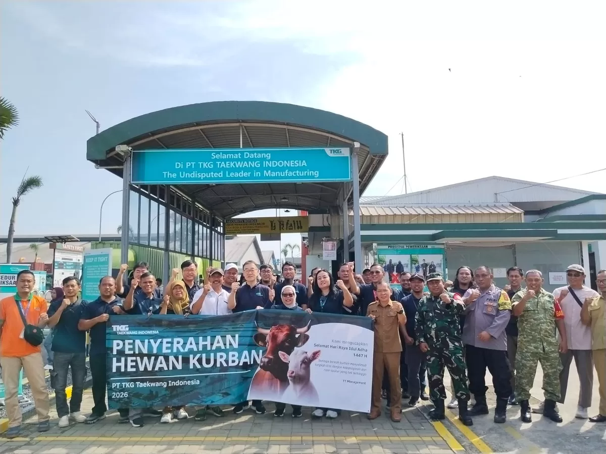  Perwakilan manajemen PT TKG Taekwang Indonesia bersama serikat pekerja dan penerima manfaat saat penyerahan simbolis hewan kurban di gerbang perusahaan dalam rangka Idul Adha 1447 Hijriah, Selasa 26 Mei 2026 (Dok. Istimewa)