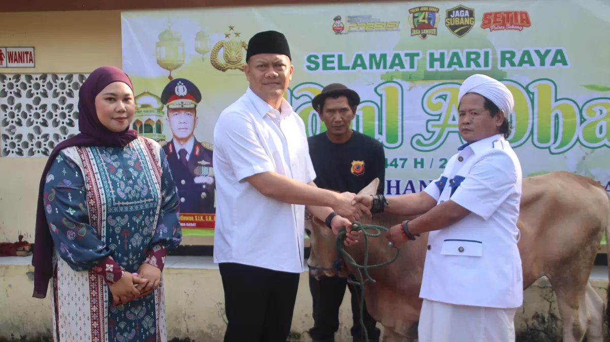 Kapolres Subang AKBP Dony Eko Wicaksono menyerahkan simbolis hewan kurban berupa sapi kepada Pimpinan Ponpes Raudlatul Hasanah Kyai Muhammad Abdul Mukmin (Abah Maung) di Mako Polres Subang dalam rangka Idul Adha 1447 Hijriah, Rabu 27 Mei 2026 (Dok. Istimewa)