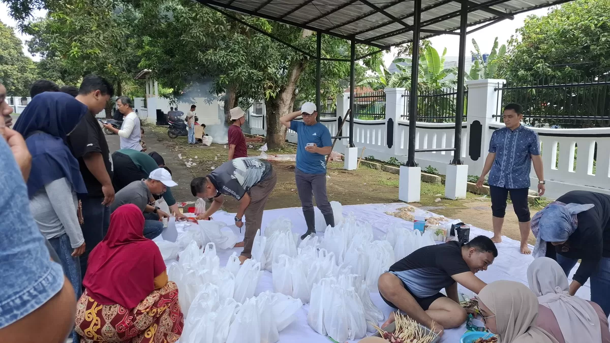 Proses pembagian daging kurban kepada warga sekitar Kantor DPRD Subang dalam rangka Hari Raya Idul Adha 1447 H, Subang, Jumat, 29 Mei 2026 (Dok. Istimewa)