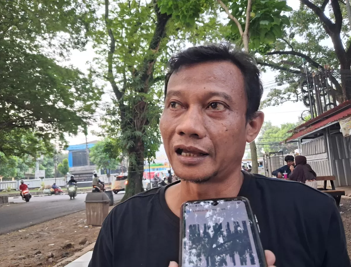 Ketua Pimpinan Daerah Pemuda Muhammadiyah Subang, Iwan Darmawan, saat memberikan keterangan terkait evaluasi kinerja Dewan Pendidikan Kabupaten Subang, Senin 1 Juni 2026