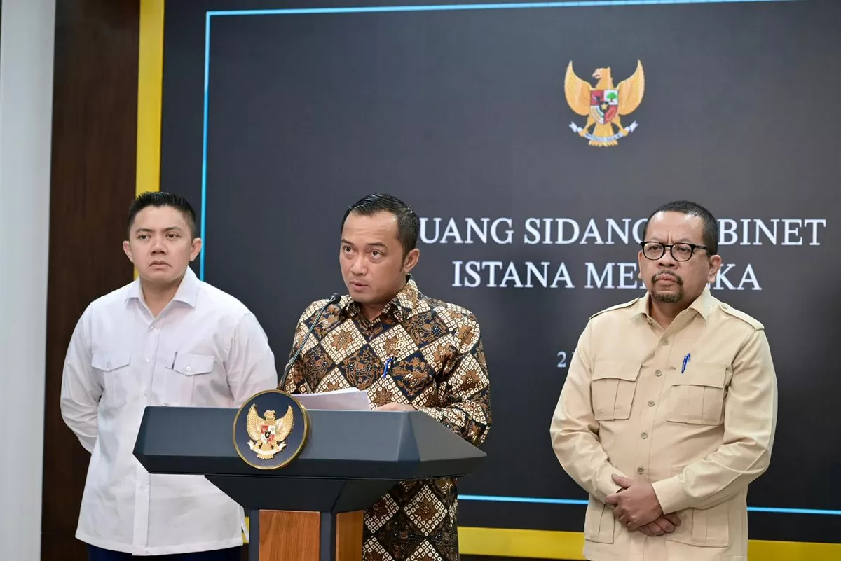 Menteri Sekretaris Negara Prasetyo Hadi (tengah) saat menyampaikan keterangan pers terkait pergantian pimpinan Badan Gizi Nasional (BGN) di Istana Negara, Jakarta, Selasa, 2 Juni 2026 (Dok. Istimewa)