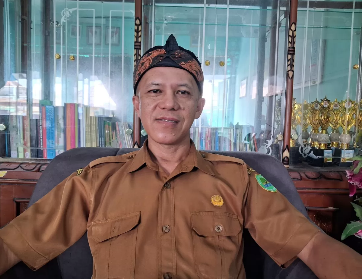 Tatang Rohana, Kepala Sekolah SMPN 1 Serangpanjang sekaligus Plt Kepala SMPN 1 Sagalaherang, saat berada di ruang kerja di SMPN 1 Sagalaherang, Selasa, 2 Juni 2026