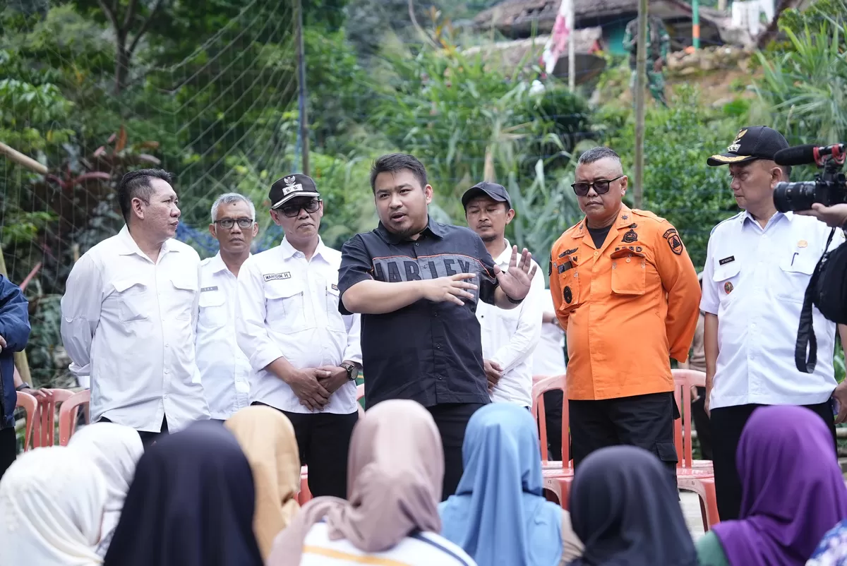 Bupati Subang Reynaldy Putra Andita Budi Raemi (Kang Rey) saat berdialog dengan warga terdampak tanah bergerak di Kampung Ciwangun, Desa Cupunagara, Kecamatan Cisalak, Rabu 3 Juni 2026 (Dok. Istimewa)