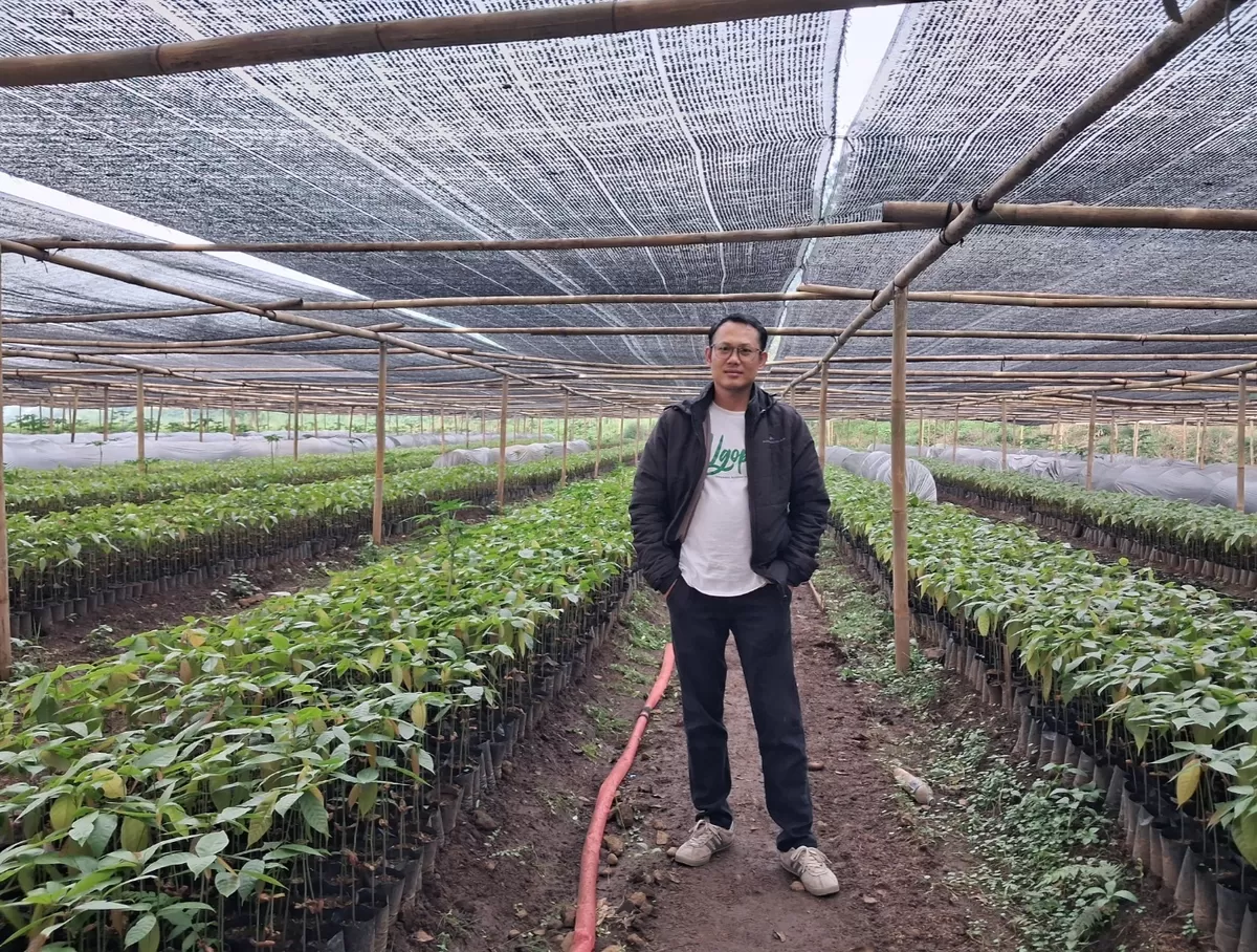 Mugi Tenarsyah, pengusaha bibit tanaman, di lokasi pembibitan kakao di Kecamatan Ciater, Selasa 2 Juni 2026