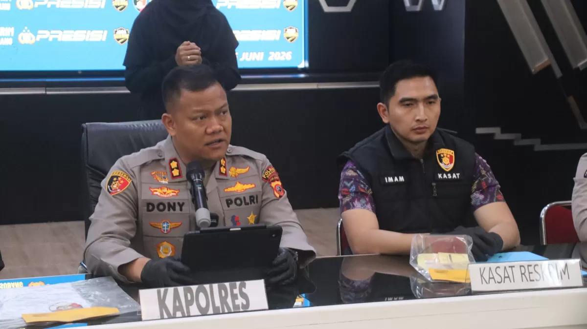 Kapolres Subang AKBP Dony Eko Wicaksono memberikan keterangan kepada awak media didampingi Kasat Reskrim AKP Muhammad Imam Fadhil beserta jajaran saat konferensi pers pengungkapan kasus curanmor di Aula Patriatama Polres Subang, Jumat, 5 Juni 2026 (Dok. Istimewa)