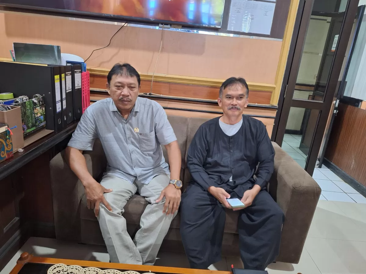 Ketua Komisi 3 DPRD Kabupaten Subang, H. Oing Abdul Rohim (kiri), menyoroti pentingnya menjaga lingkungan hidup, termasuk merawat sungai dan tidak membuang sampah sembarangan
