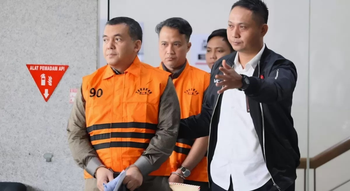 Wamen Imipas, Silmy Karim, mengenakan rompi oranye setelah ditetapkan sebagai tersangka pemerasan izin tinggal WNA oleh KPK (Dok. KPK)