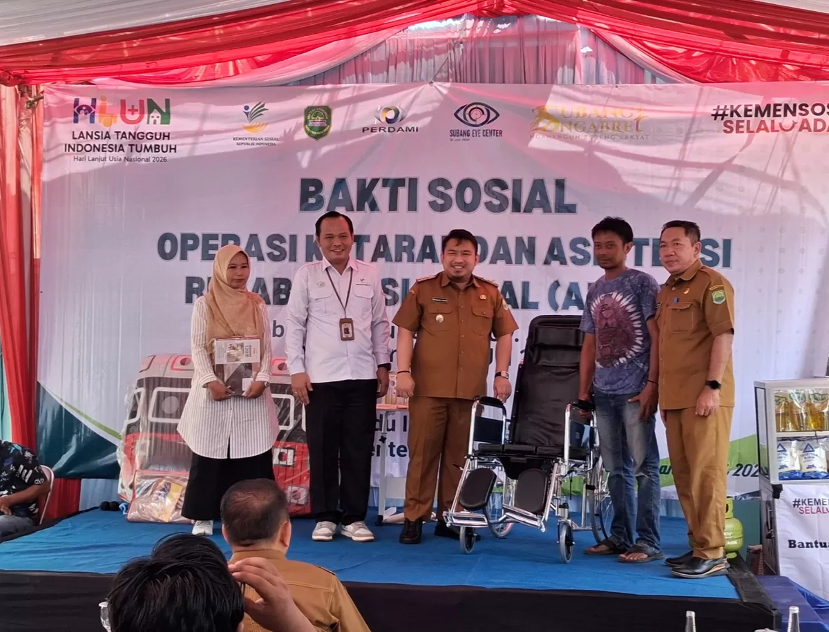 Penyerahan bantuan kursi roda kepada lansia oleh Bupati Subang Reynaldy Putra Andita Budi Raemi bersama Kepala Dinas Sosial Subang Saeful Arifin dan perwakilan Kementerian Sosial dalam kegiatan bakti sosial operasi katarak dan asistensi rehabilitasi sosial di Subang Eye Center, Senin, 8 Juni 2026