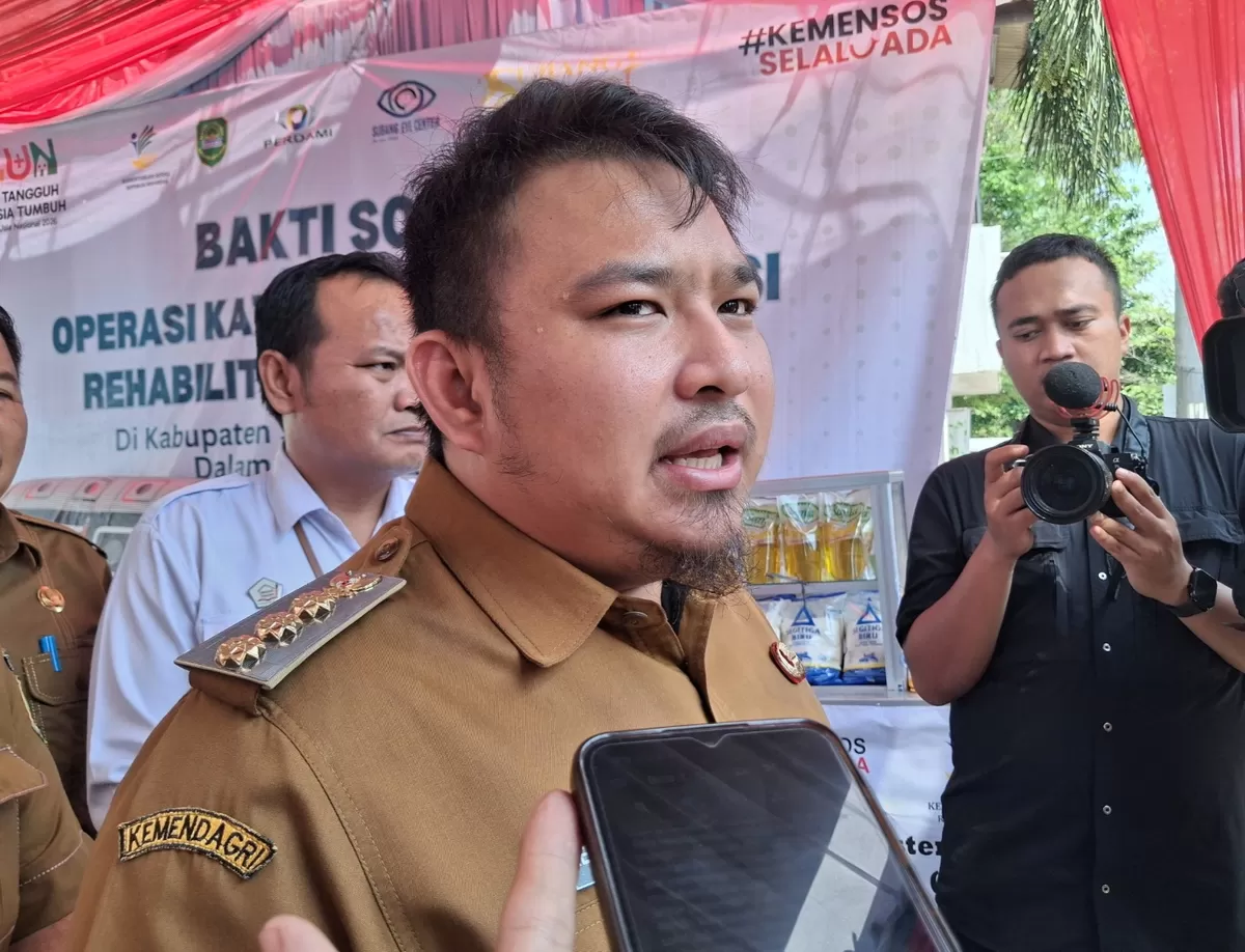 Bupati Subang Reynaldy Putra Andita Budi Raemi (Kang Rey) saat memberikan keterangan kepada awak media usai menghadiri kegiatan bakti sosial operasi katarak gratis bagi lansia di Kabupaten Subang, Senin 8 Juni 2026