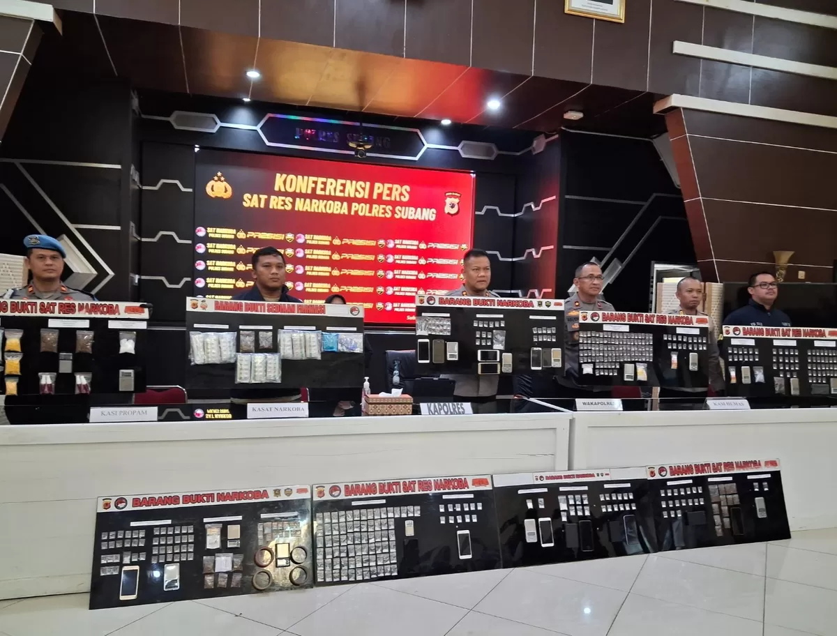 Kapolres Subang AKBP Dony Eko Wicaksono bersama jajaran menunjukkan barang bukti hasil pengungkapan puluhan kasus narkoba kepada awak media dalam konferensi pers di Aula Patriatama Polres Subang, Selasa 9 Juni 2026
