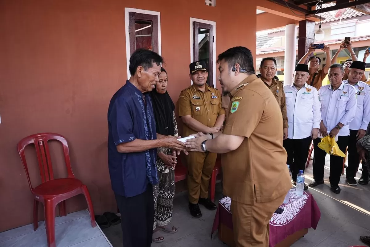 Bupati Subang Reynaldy Putra Andita Budi Raemi (Kang Rey) menyerahkan santunan kepada keluarga kru kesenian Sisingaan yang meninggal, Selasa 9 Juni 2026 (Dok. Istimewa)