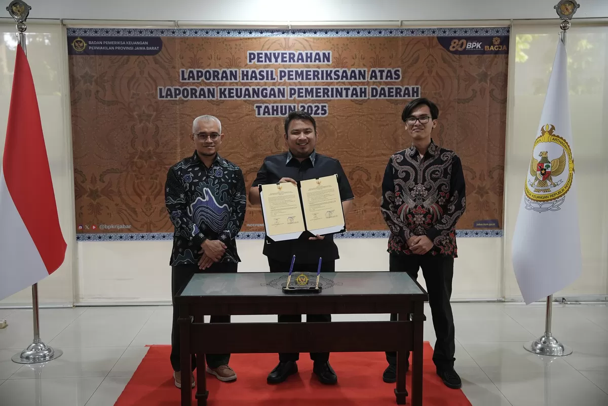 Bupati Subang, Reynaldy Putra Andita Budi Raemi (tengah), saat menerima Laporan Hasil Pemeriksaan (LHP) atas LKPD Tahun Anggaran 2025 dari BPK Perwakilan Jawa Barat di Bandung, Selasa 9 Juni 2026 (Dok. Istimewa)