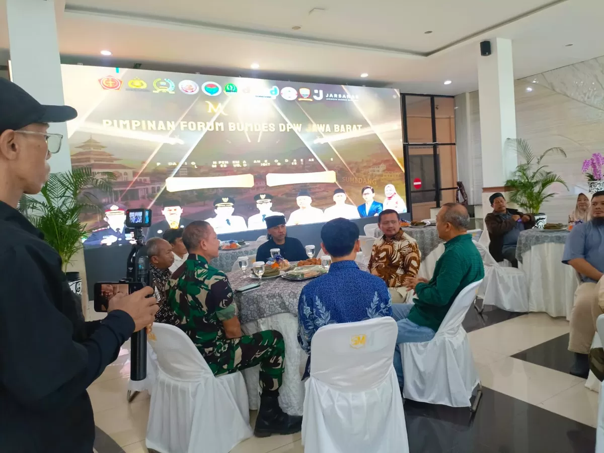 Bupati Sumedang Dony Ahmad Munir (batik) berbincang bersama Dewan Penasehat Forum BUMDes Jawa Barat, Urip Soeprianto atau yang akrab disapa Bos Urip (kemeja hijau), dalam kegiatan pendampingan dan pengembangan ekonomi desa berbasis BUMDes di Pendopo Pusat Pemerintahan Sumedang, Sabtu 13 Juni 2026 (Dok. Istimewa)