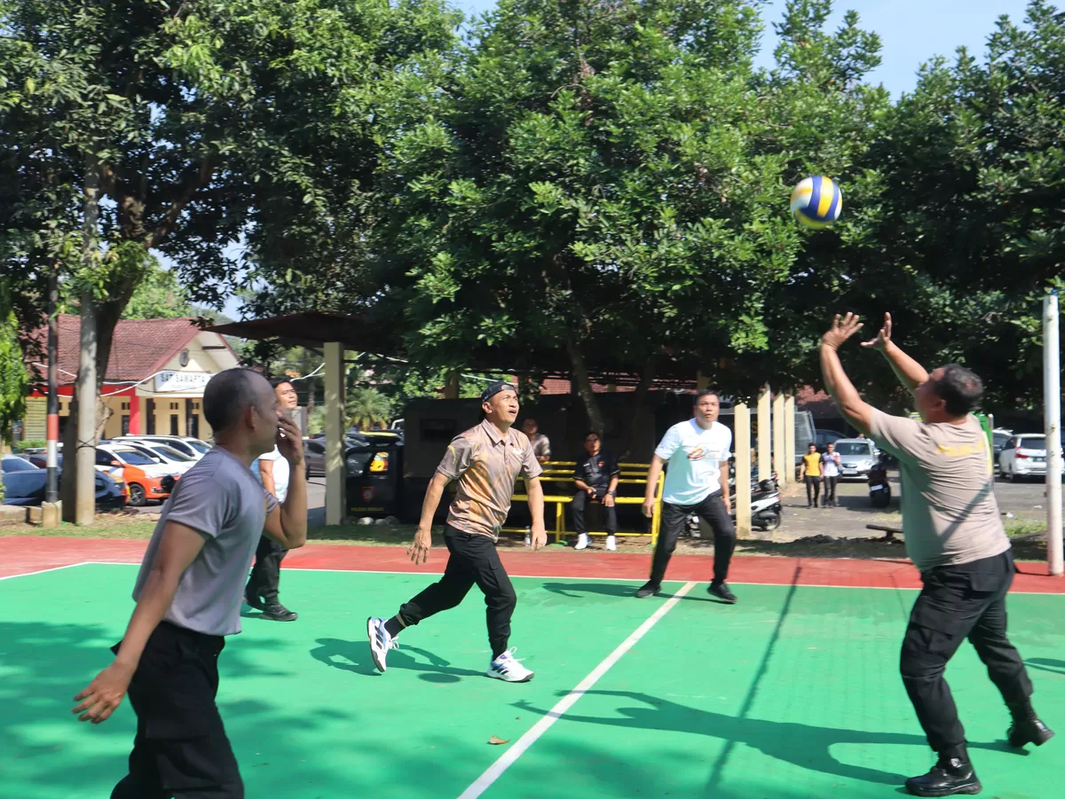 Personel Polres Subang tampak antusias mengikuti pertandingan bola voli dalam ajang Kapolres Cup, menjunjung tinggi sportivitas sekaligus mempererat kebersamaan antaranggota di lingkungan Mapolres Subang, Senin 15 Juni 2026 (Dok. Istimewa)