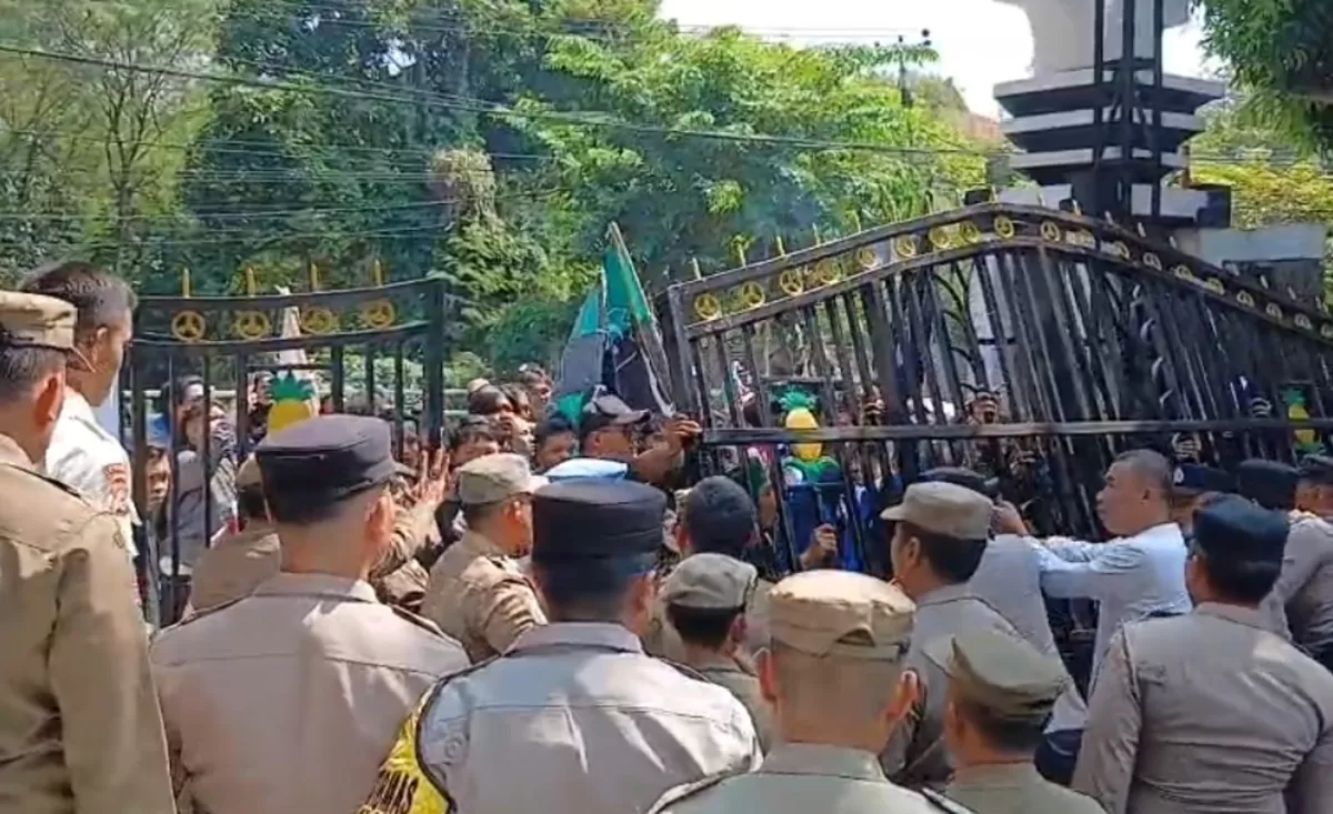 Mahasiswa terlibat aksi dorong dengan aparat hingga gerbang DPRD Subang jebol saat unjuk rasa, Kamis 18 Juni 2026