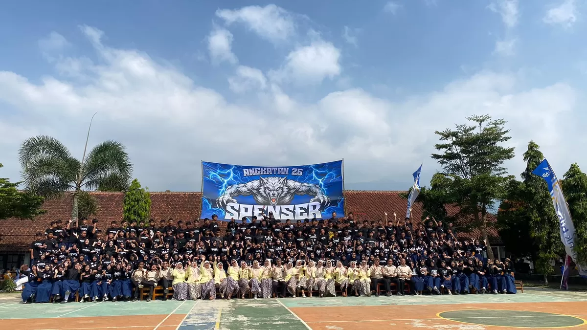 Kebersamaan guru dan siswa SMPN 1 Serangpanjang dalam momen pelepasan Angkatan 2026, mengiringi kelulusan 199 siswa kelas 9 dengan penuh semangat dan kebahagiaan, Kamis 18 Juni 2026