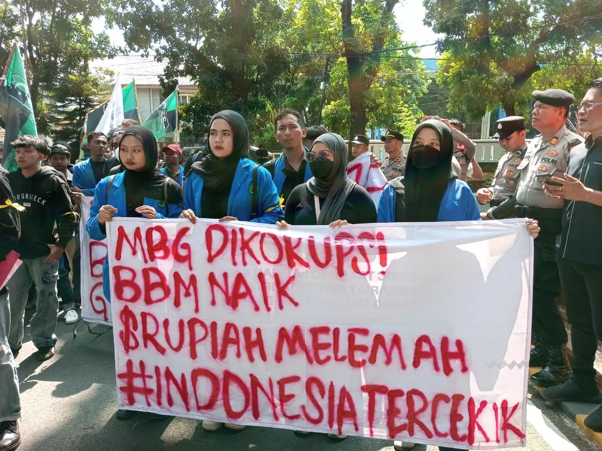 Mahasiswa membawa spanduk berisi kritik terhadap program MBG, kenaikan BBM, dan melemahnya rupiah saat aksi unjuk rasa di depan DPRD Subang, Kamis 18 Juni 2026