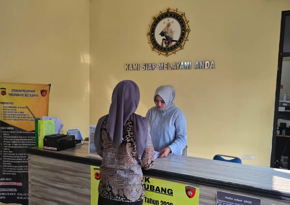 Basap Intelkam Polres Subang, Brigadir Regina, tengah melayani masyarakat dalam proses pembuatan SKCK di Mapolres Subang, Jumat 19 Juni 2026
