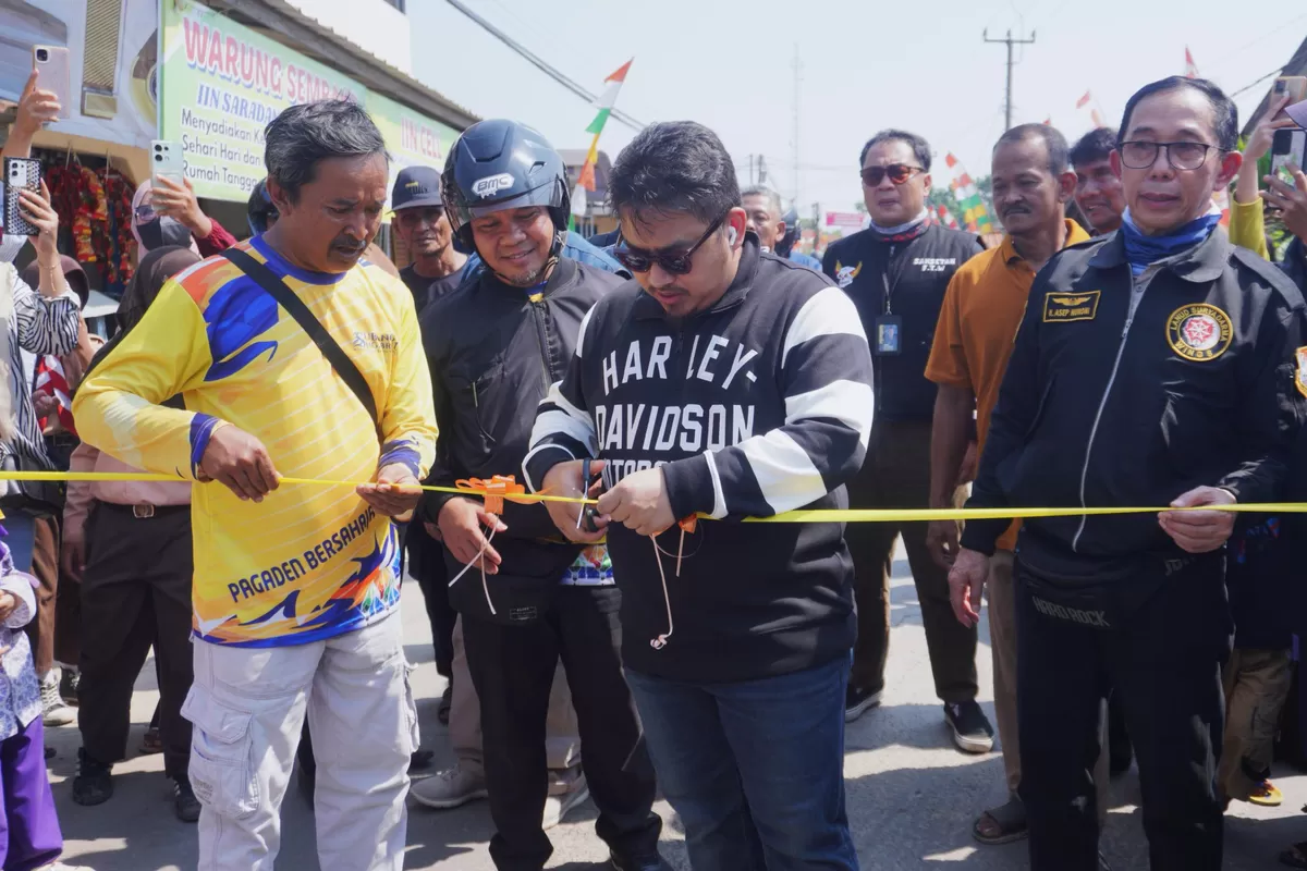 Bupati Subang Reynaldy Putra Andita Budi Raemi (Kang Rey) melakukan pemotongan pita saat meresmikan salah satu ruas jalan di Kecamatan Pagaden sebagai upaya meningkatkan konektivitas dan mendorong aktivitas ekonomi masyarakat, Jumat 19 Juni 2026 (Dok. Istimewa)