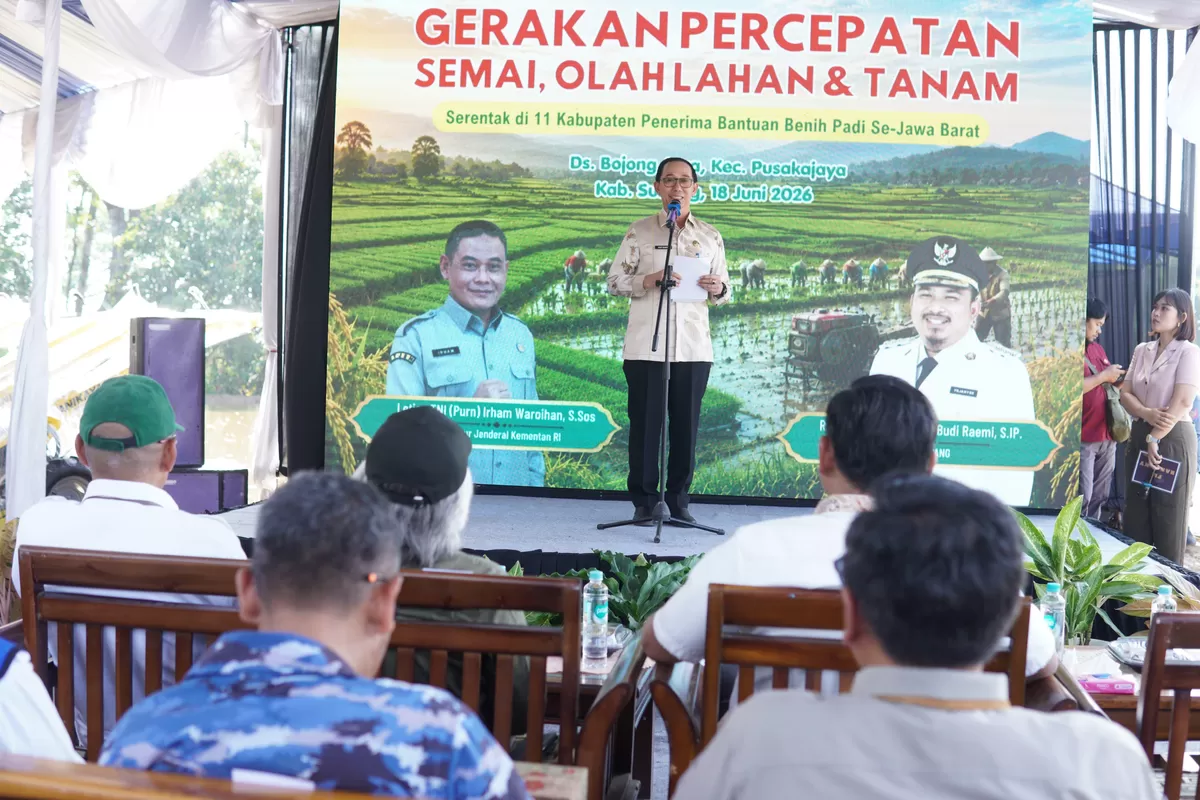Sekretaris Daerah Kabupaten Subang H. Asep Nuroni saat menyampaikan sambutan dalam kegiatan Gerakan Percepatan Semai, Olah Lahan, dan Tanam Serentak Kementerian Pertanian di Desa Bojongjaya, Kecamatan Pusakajaya, Kamis 18 Juni 2026 (Dok. Istimewa)