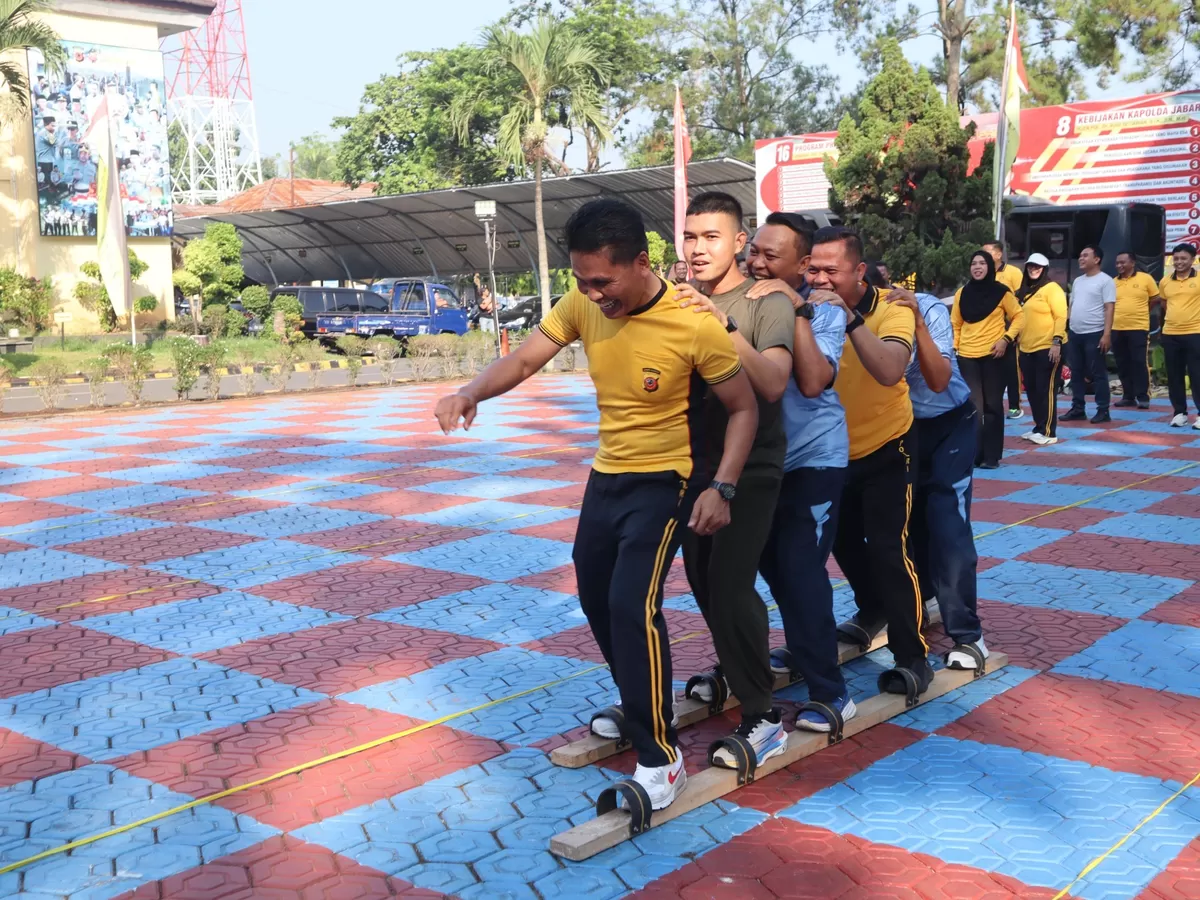 Anggota Polres Subang saat mengikuti perlombaan bakiak dalam rangka Hari Bhayangkara ke-80 Tahun 2026, sebagai wujud pelestarian kearifan lokal sekaligus mempererat kebersamaan dan kekompakan antar personel, Jumat 19 Juni 2026 (Dok. Istimewa)