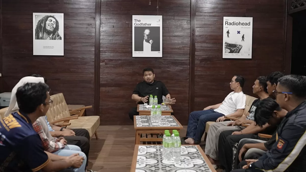 Bupati Subang, Reynaldy Putra Andita Budi Raemi (Kang Rey) didampingi Sekda Subang Asep Nuroni saat memediasi kasus dugaan pemukulan pengamen di Alun-alun Subang, Minggu 21 Juni 2026 malam