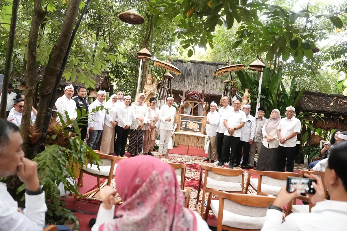 Bupati Subang Reynaldy Putra Andita Budi Raemi (Kedua dari kiri, baju hitam) menghadiri Pencanangan Sensus Ekonomi 2026 Jawa Barat di Lembur Pakuan, Dawuan, menegaskan komitmen Pemkab Subang mendukung pembangunan berbasis data, Minggu 21 Juni 2026 (Dok. Istimewa)