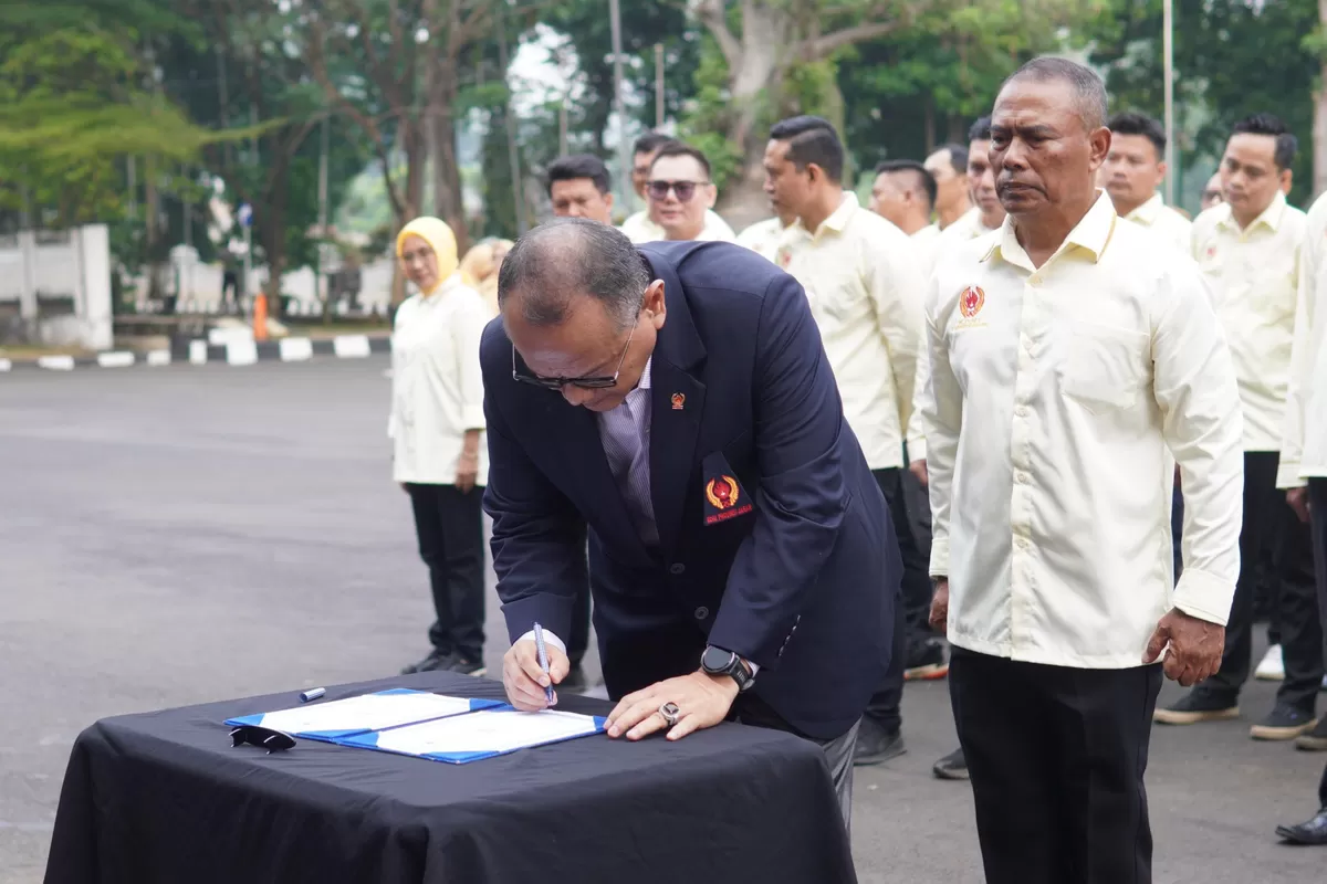 Ketua KONI Jawa Barat Muhammad Budiana menandatangani berita acara pelantikan disaksikan Ketua KONI Subang Djoko Gunadi pada pelantikan pengurus KONI Subang masa bakti 2026&ndash;2030 di Subang, Senin 22 Juni 2026 (Dok. Istimewa)