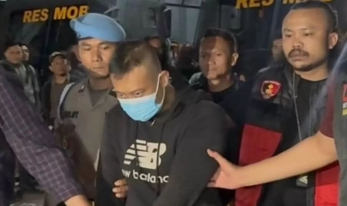 Tersangka Taufik Hidayat saat digiring oleh polisi usai tertangkap di wilayah Majalaya, Bandung (Instagram/humaspoldajabar)