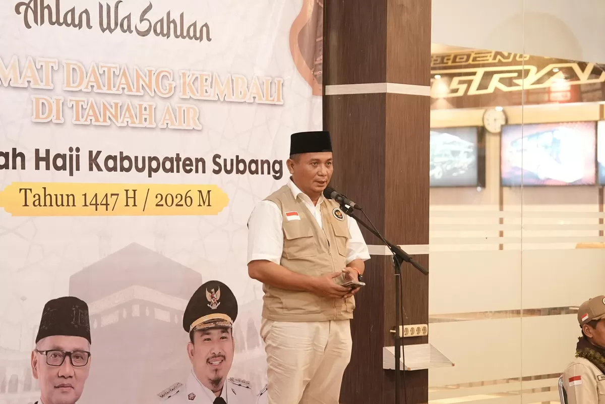 Plt. Kepala Kantor Kementerian Haji dan Umrah Kabupaten Subang, H. Rojak, menyampaikan sambutan saat penyambutan jemaah haji Subang 2026 di Cikedung, Indramayu, Kamis 25 Juni 2026 (Dok. Istimewa)