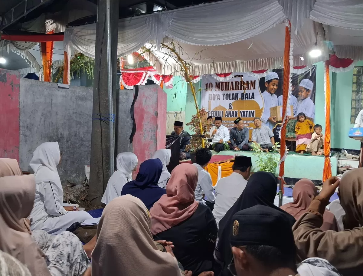 Pembina Majelis Dzikir sekaligus pimpinan Ponpes Riyadhus Sholihin, KH Abdur Rahman, menyampaikan tausiyah dalam peringatan 10 Muharam yang diisi dzikir, doa tolak bala, dan santunan anak yatim di Desa Mulyasari, Kecamatan Pamanukan, Kabupaten Subang, Rabu 24 Juni 2026 malam