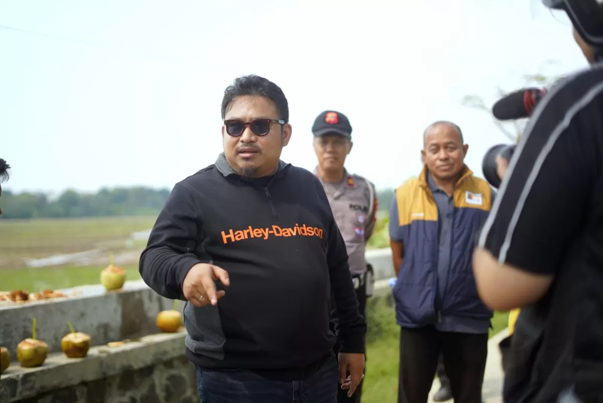Bupati Subang Reynaldy Putra Andita Budi Raemi (Kang Rey) saat meninjau sekaligus meresmikan ruas jalan di wilayah Pamanukan, menegaskan pembangunan infrastruktur harus tuntas dan tidak dilakukan setengah-setengah, Jumat 26 Juni 2026 (Dok. Istimewa)