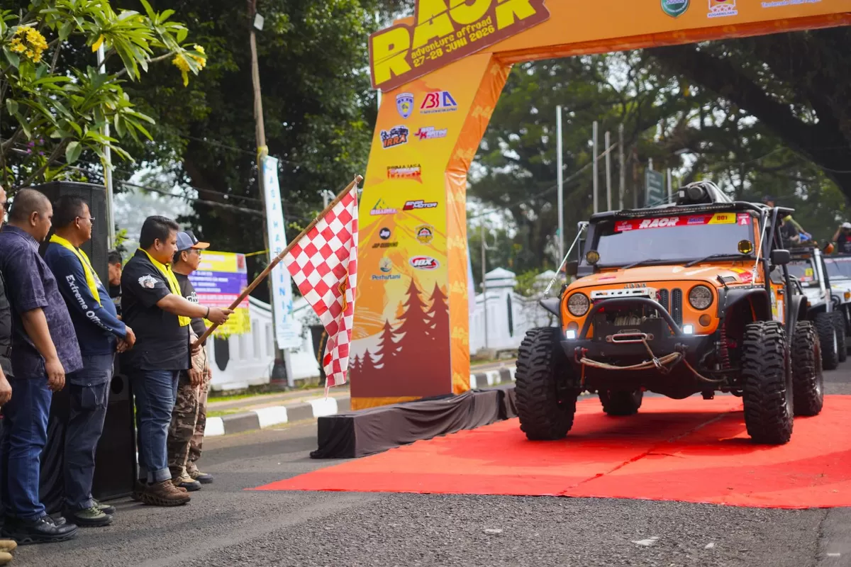 Bupati Subang Reynaldy Putra Andita Budi Raemi saat melepas peserta Rally Offroad RAOR ke-14 yang diikuti ratusan offroader dari berbagai daerah di Kabupaten Subang, Sabtu 27Juni 2026 (Dok. Istimewa)